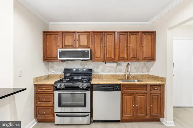 $2,000 | 19431 Brassie Place, Unit 19431, Montgomery Village, MD 20886