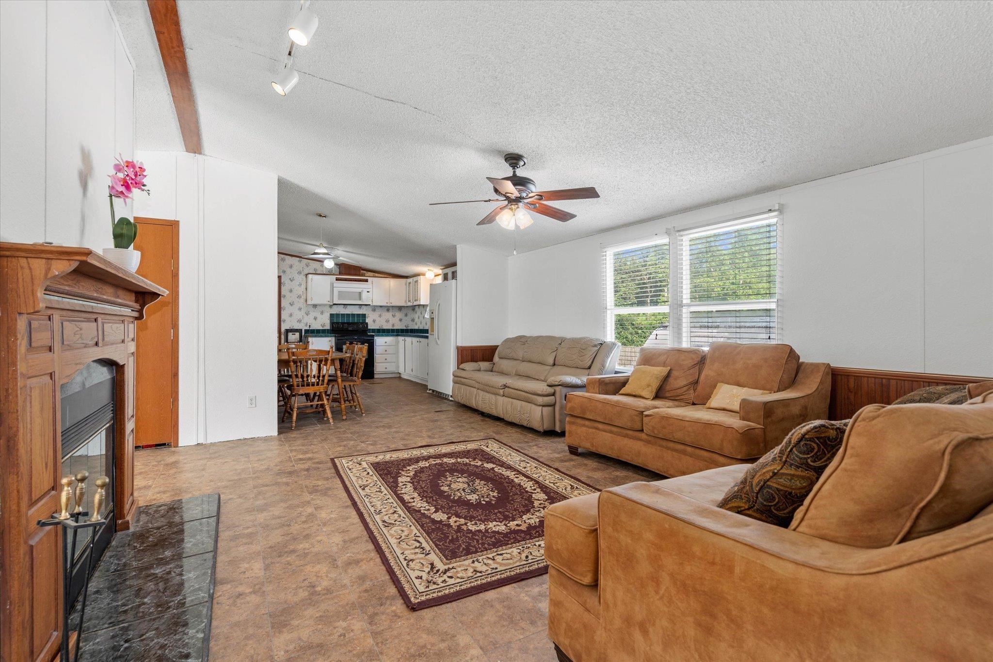 20897 Oak Ridge Drive Robertsdale, AL 36567 - Photo 2 of 22 Living Room