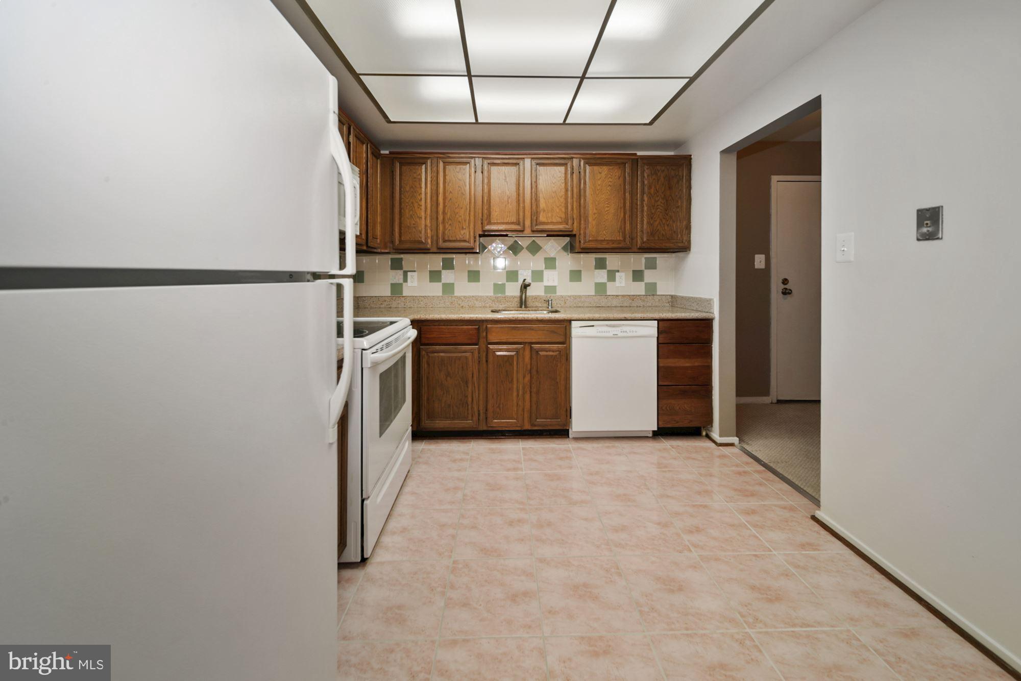 10026 Stedwick Road, Unit 204 Gaithersburg, MD 20886 - Photo 5 of 37 LARGE TABLE-SPACED KITCHEN