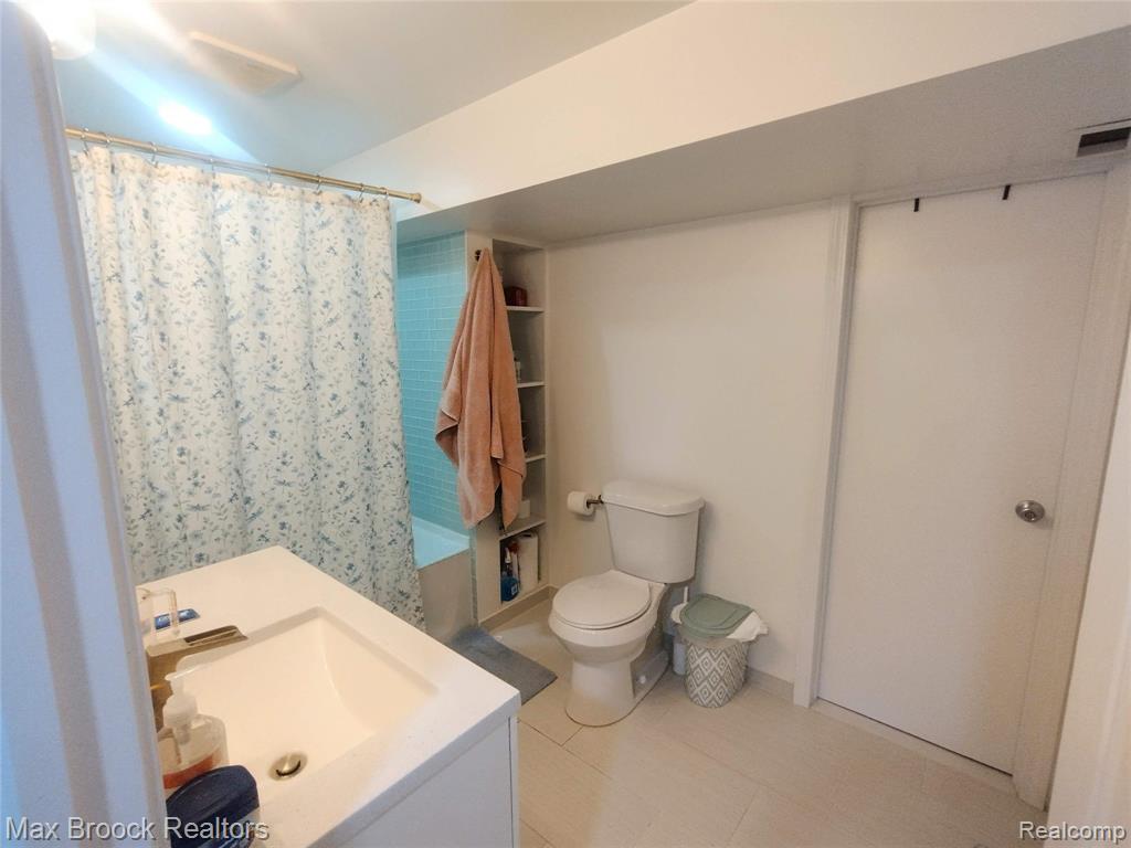 25210 Ridge Cliff Drive Southfield, MI 48075 - Photo 19 of 26
