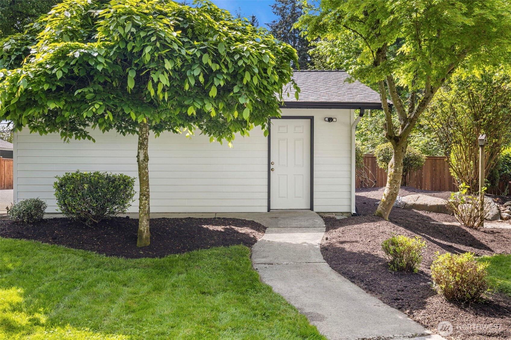 121 West Winesap Road Bothell, WA 98012 - Photo 27 of 29 a front view of a house with garden