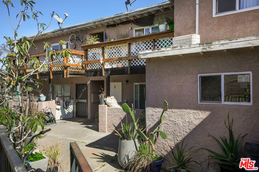 7642 Amberleaf Circle Huntington Beach, CA 92648 - Photo 4 of 9 a view of a building with sitting area