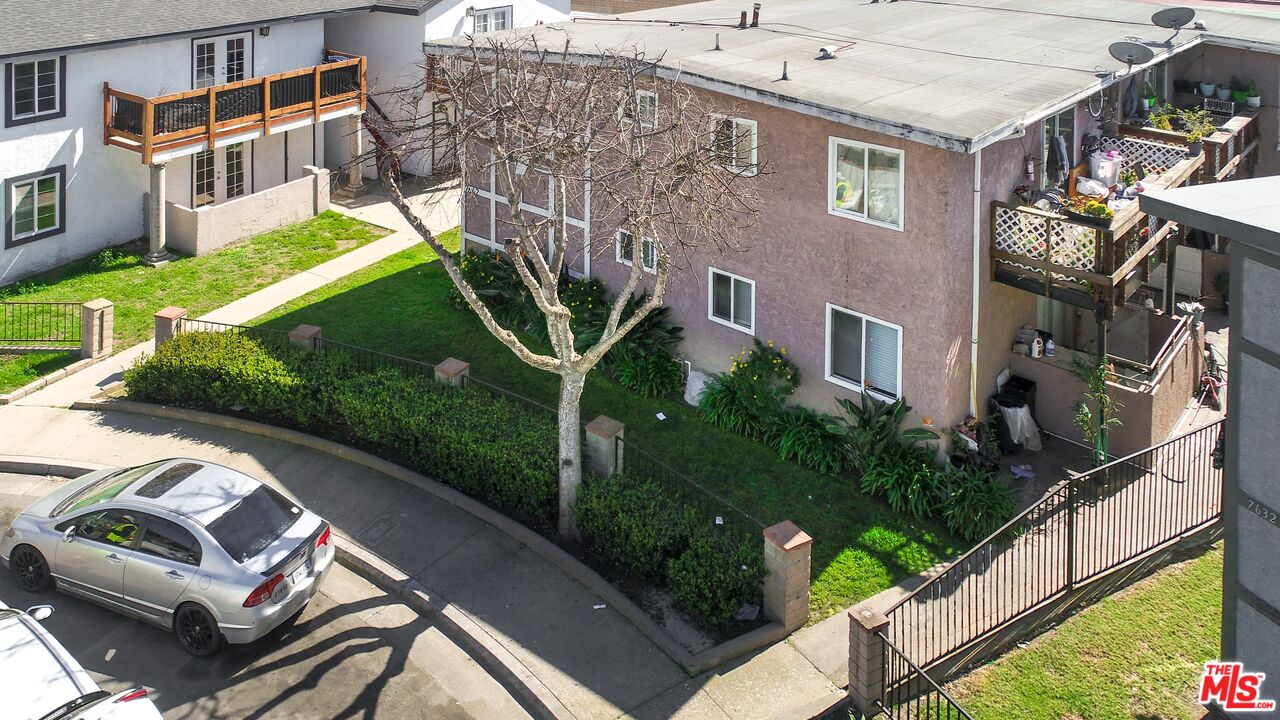 7642 Amberleaf Circle Huntington Beach, CA 92648 - Photo 5 of 9 a view of a house with a garden