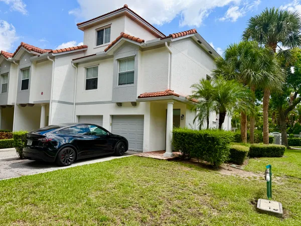 $2,800 | 2010 Alta Meadows Lane, Unit 209, Delray Beach, FL 33444