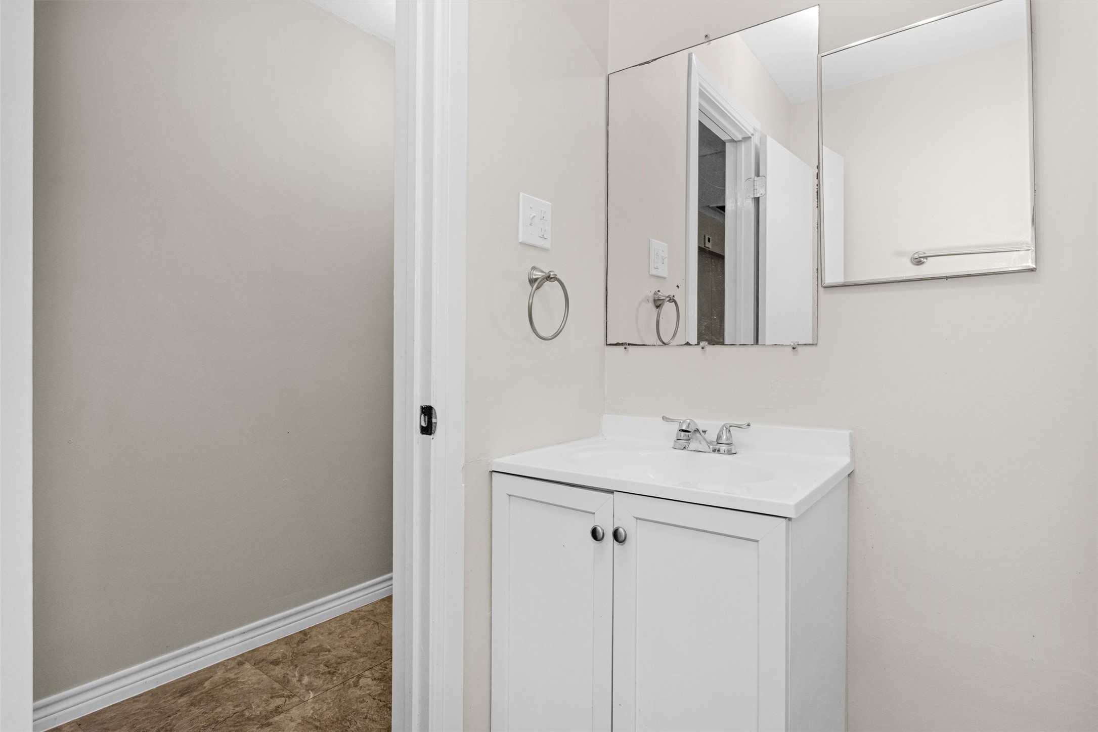 99 Main Street Huntsville, TX 77340 - Photo 32 of 47 Secondary full bathroom.