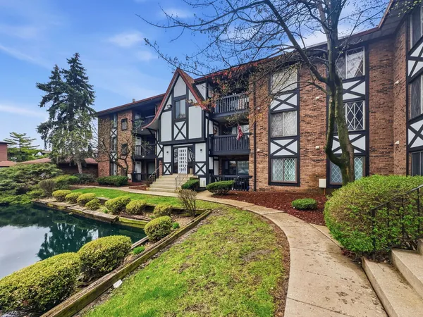$1,900 | 13616 Royal Court, Unit 207, Crestwood, IL 60418