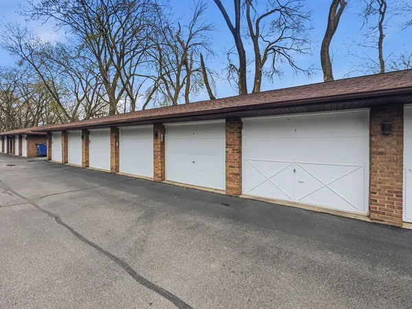 $1,900 | 13616 Royal Court, Unit 207, Crestwood, IL 60418