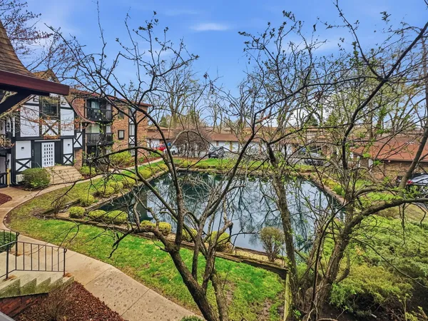 $1,900 | 13616 Royal Court, Unit 207, Crestwood, IL 60418