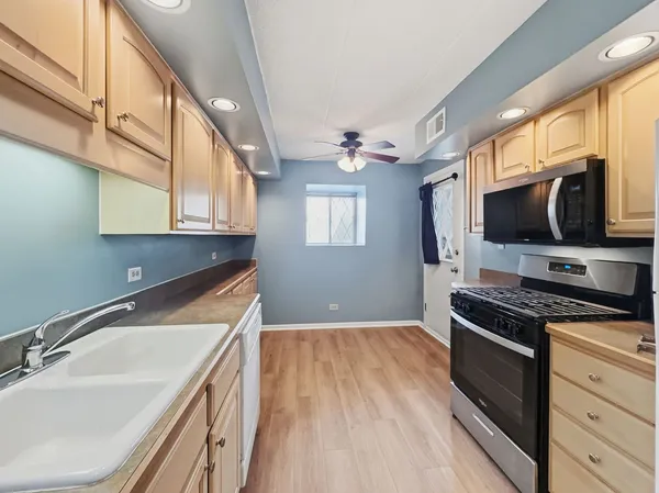$1,900 | 13616 Royal Court, Unit 207, Crestwood, IL 60418