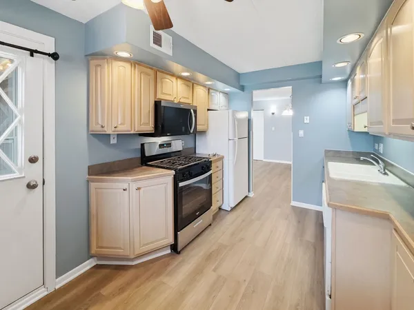 $1,900 | 13616 Royal Court, Unit 207, Crestwood, IL 60418
