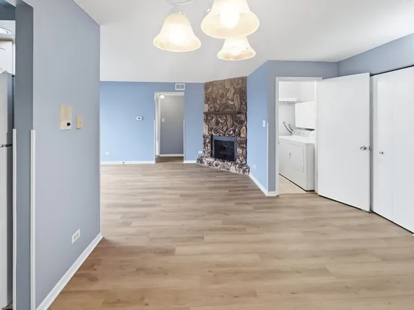 $1,900 | 13616 Royal Court, Unit 207, Crestwood, IL 60418