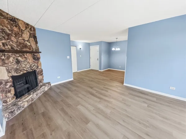 $1,900 | 13616 Royal Court, Unit 207, Crestwood, IL 60418