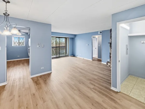 $1,900 | 13616 Royal Court, Unit 207, Crestwood, IL 60418