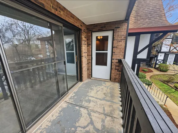 $1,900 | 13616 Royal Court, Unit 207, Crestwood, IL 60418