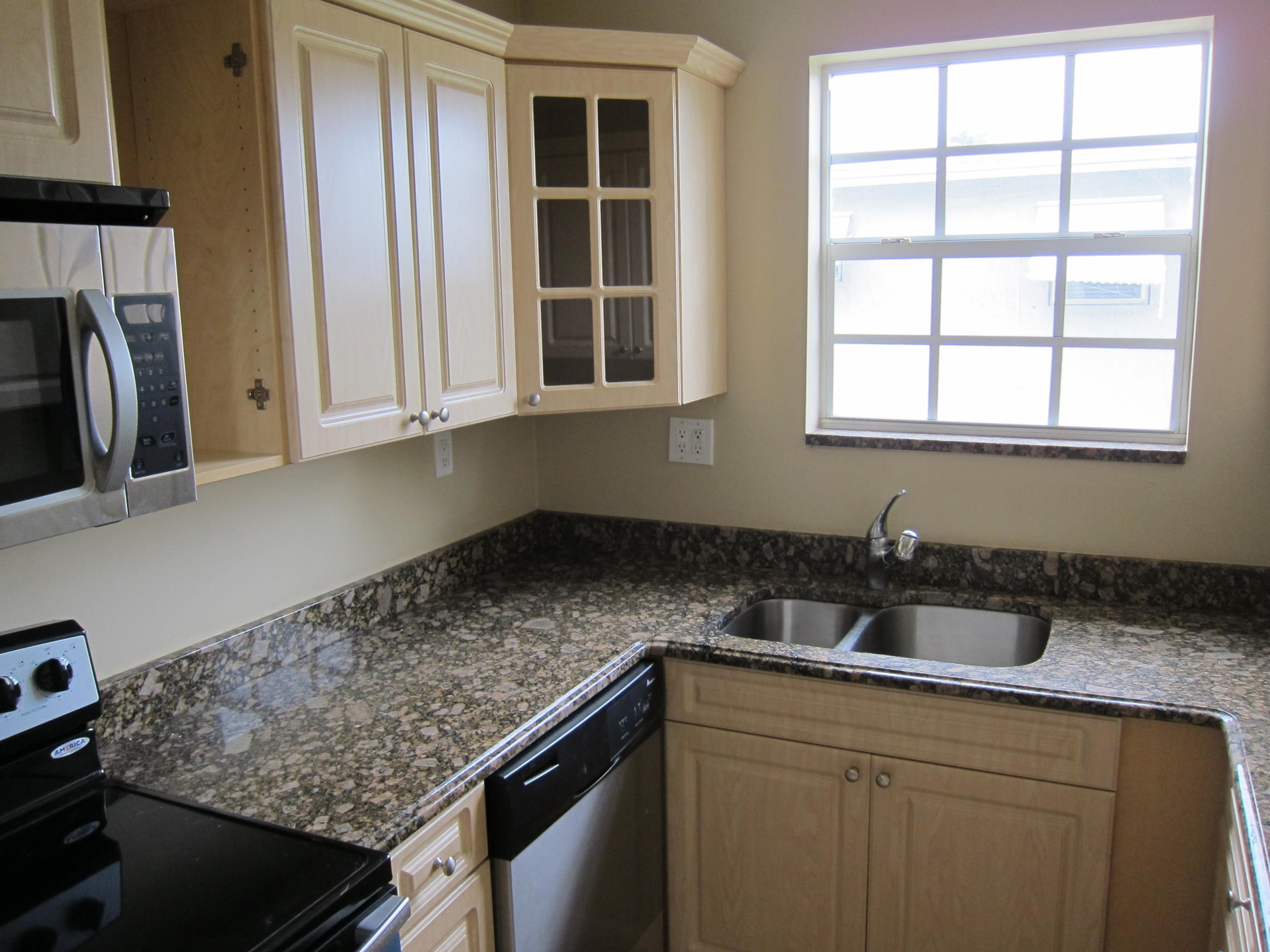 328 Bayside Road Lake Worth, FL 33461 - Photo 5 of 12 008