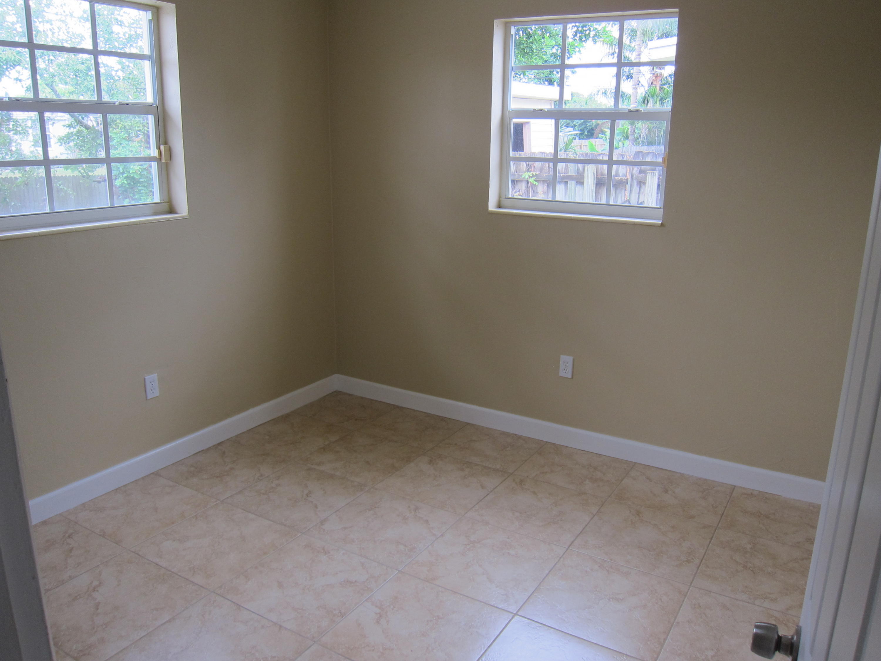 328 Bayside Road Lake Worth, FL 33461 - Photo 8 of 12 011