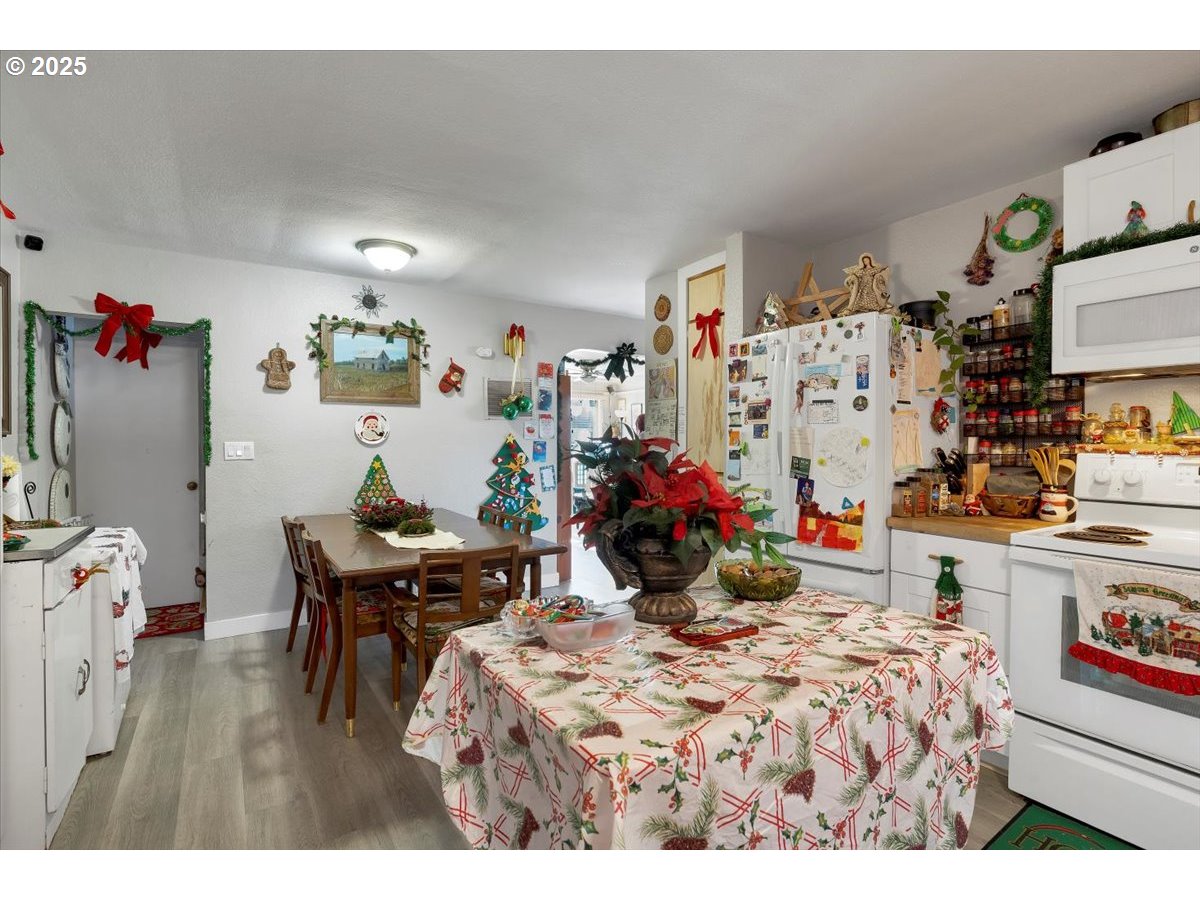 Undisclosed Address Lebanon, OR 97355 - Photo 18 of 34 a bed room with a bed and a desk