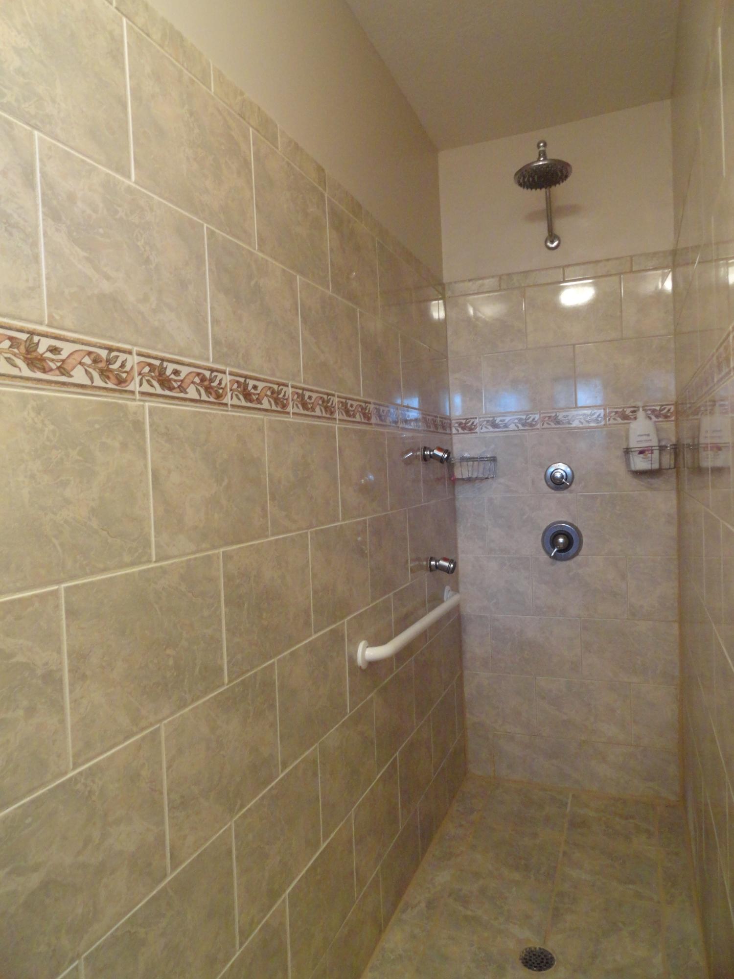 436 Hidden Valley Road Clinton, TN 37716 - Photo 21 of 40 Master Bath
