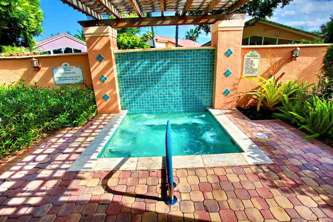6829 Sun River Road Boynton Beach, FL 33437 - Photo 43 of 48 Jacuzzi