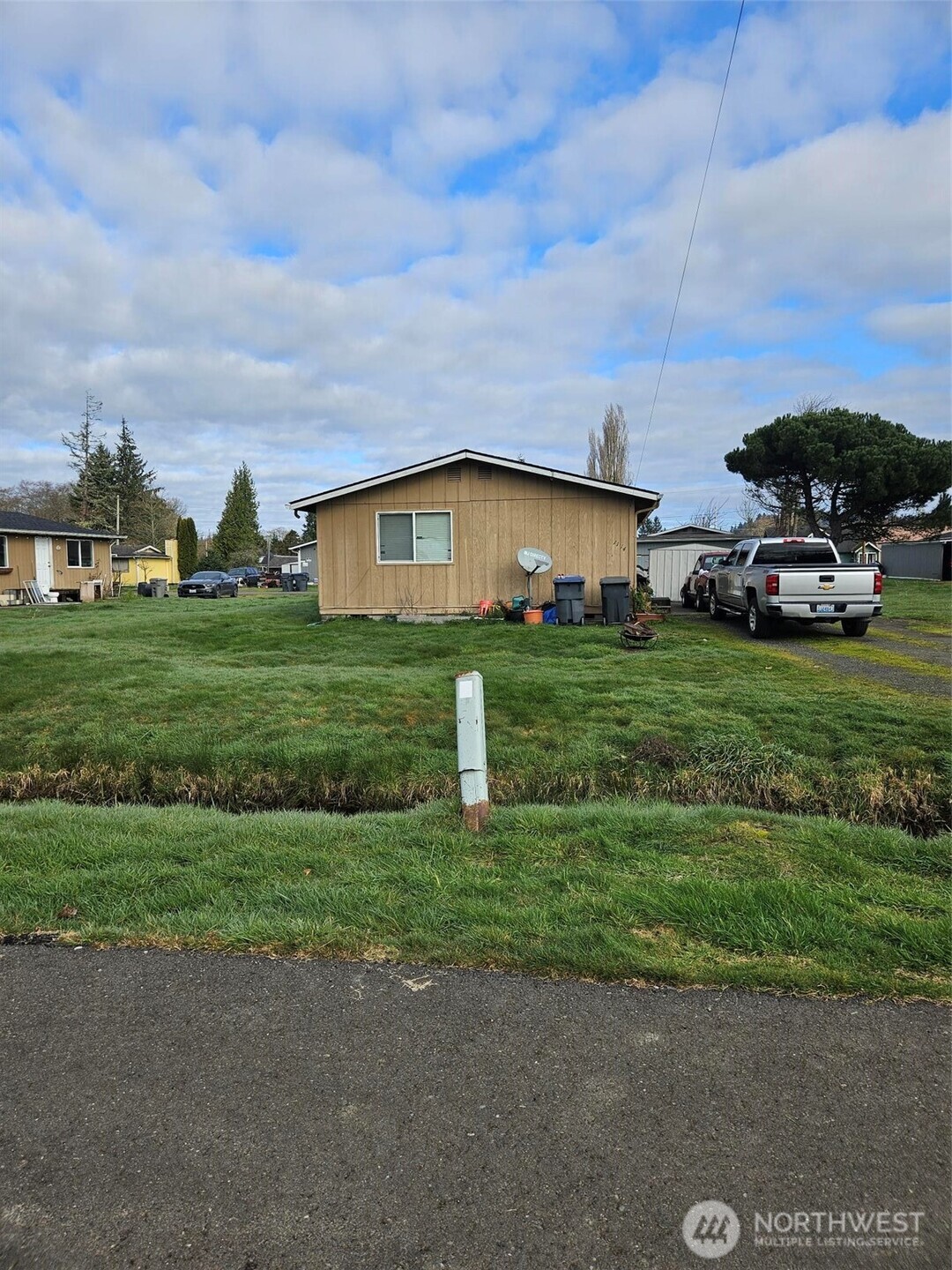 1114 Fordney Street Aberdeen, WA 98520 - Photo 3 of 4 a house view with a garden space