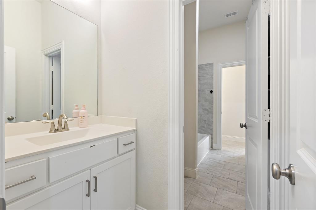 2116 Randas Way Rockwall, TX 75087 - Photo 27 of 40 a en suite bathroom with a sink and mirror