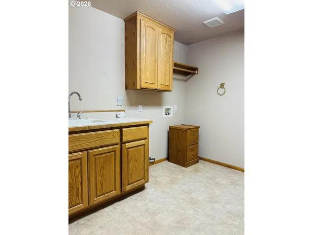 $725,000 | 210 Palomino Avenue, Roseburg, OR 97471