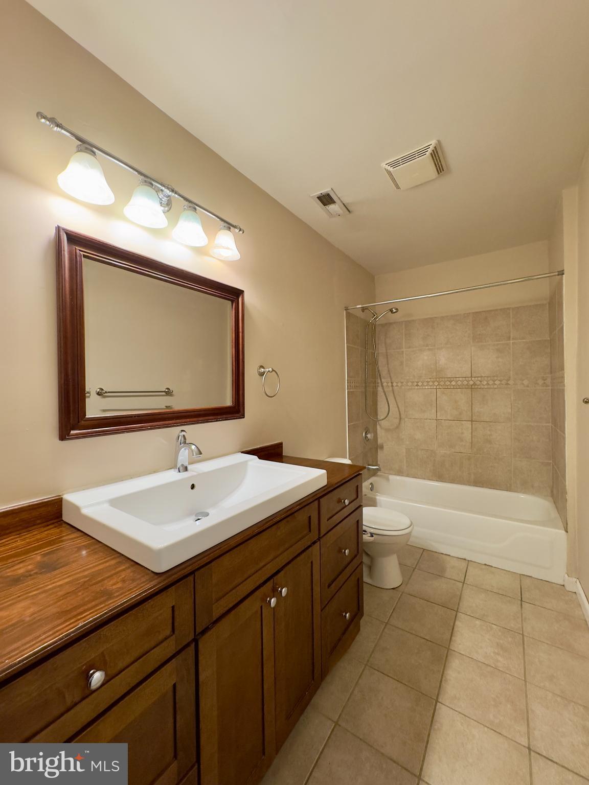 1812 North Calvert Street Baltimore, MD 21202 - Photo 5 of 24 a bathroom with a tub sink and mirror