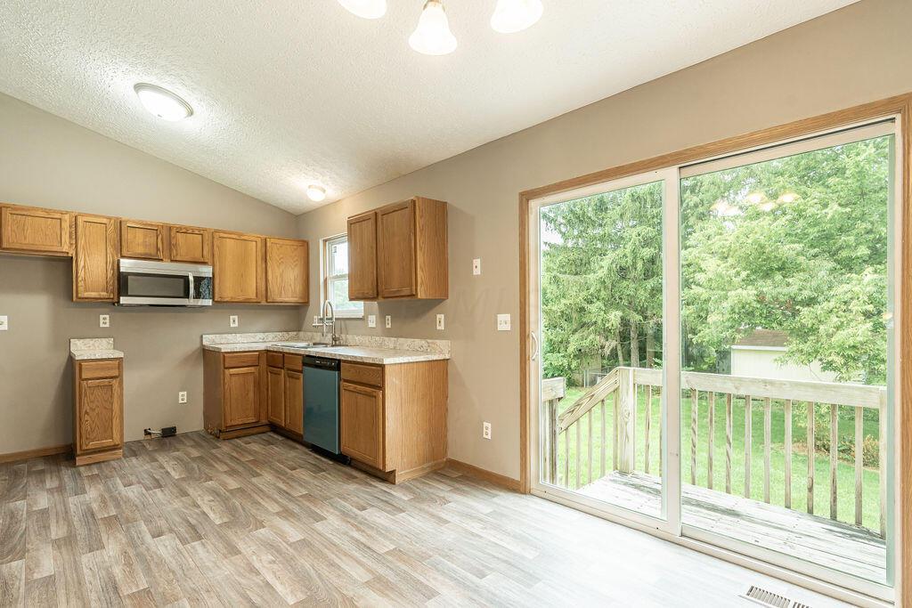 2731 Raphael Drive Columbus, OH 43232 - Photo 8 of 18 R1 (8)