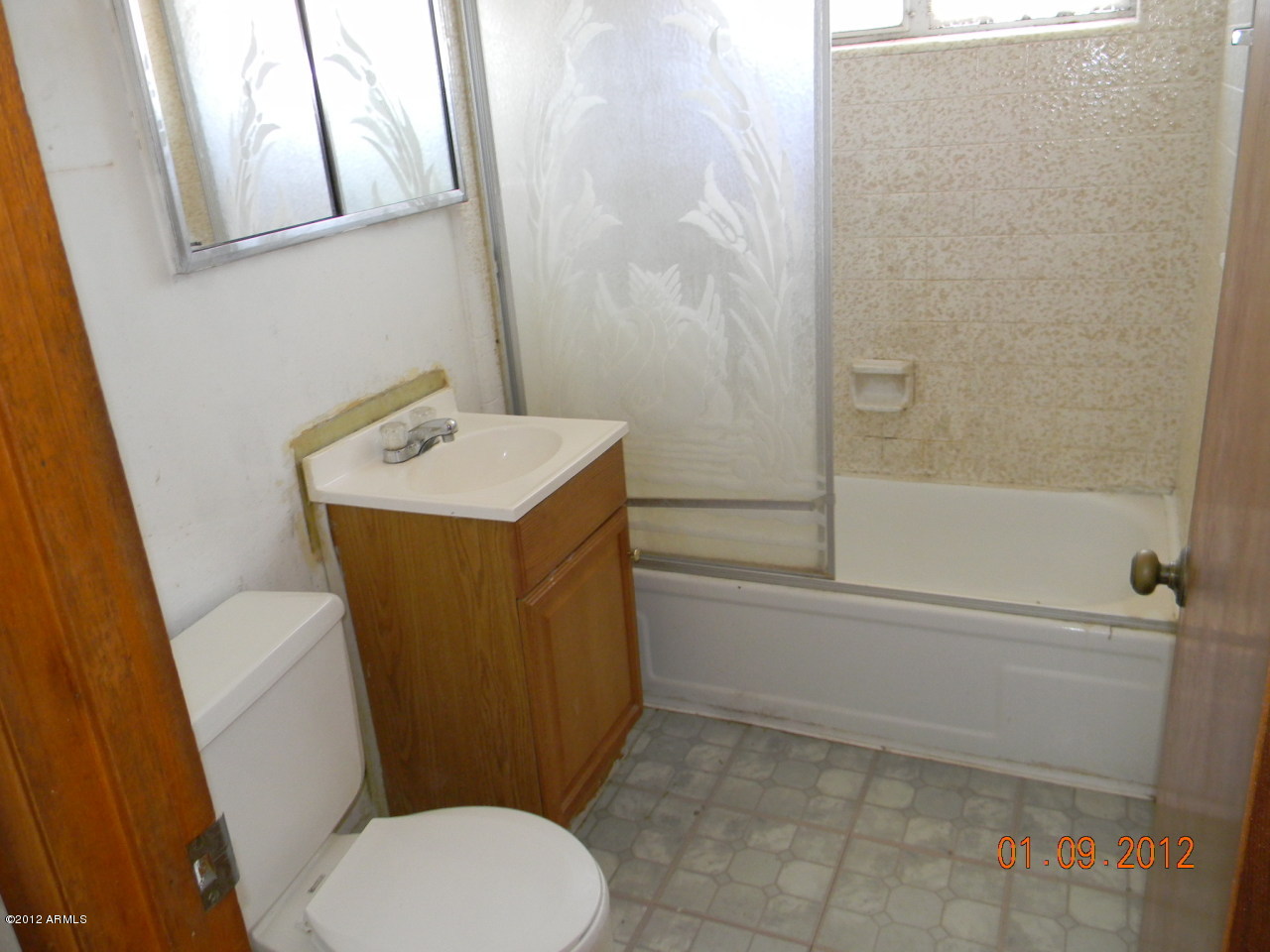 902 East Bethany Home Road Phoenix, AZ 85014 - Photo 9 of 10 family bath