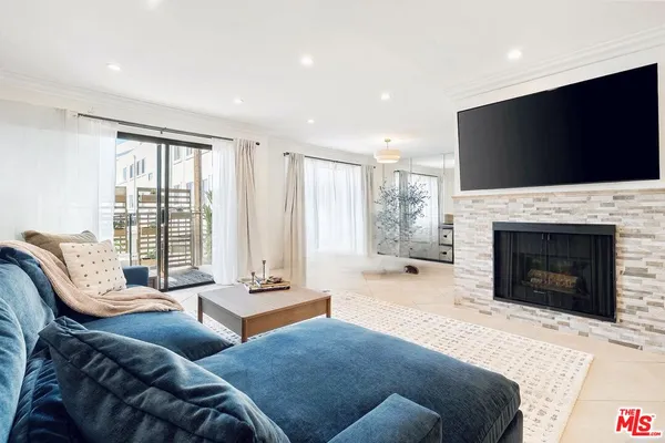 $975,000 | 1215 Brockton Avenue, Unit 203, Los Angeles, CA 90025