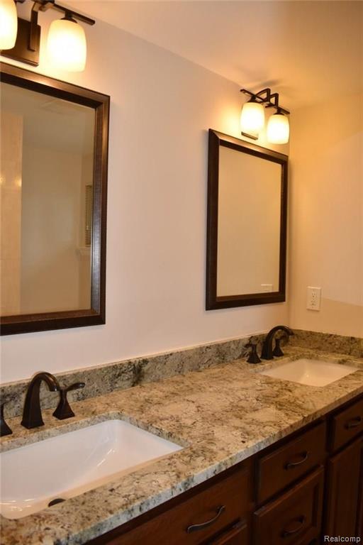 31035 Carriage Hill Road Farmington Hills, MI 48331 - Photo 17 of 32