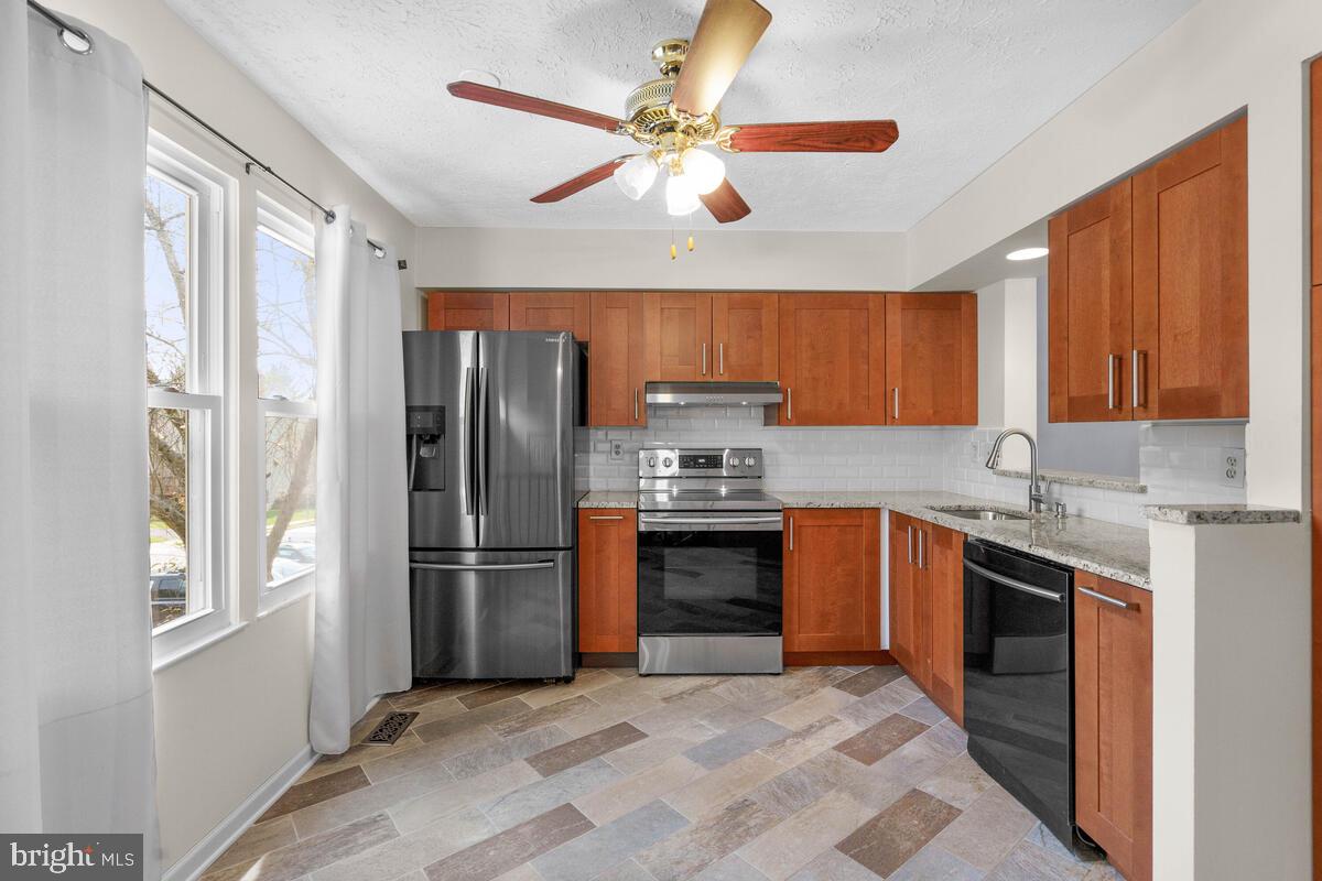 108 Smoothleaf Lane Gaithersburg, MD 20878 - Photo 5 of 19 Kitchen
