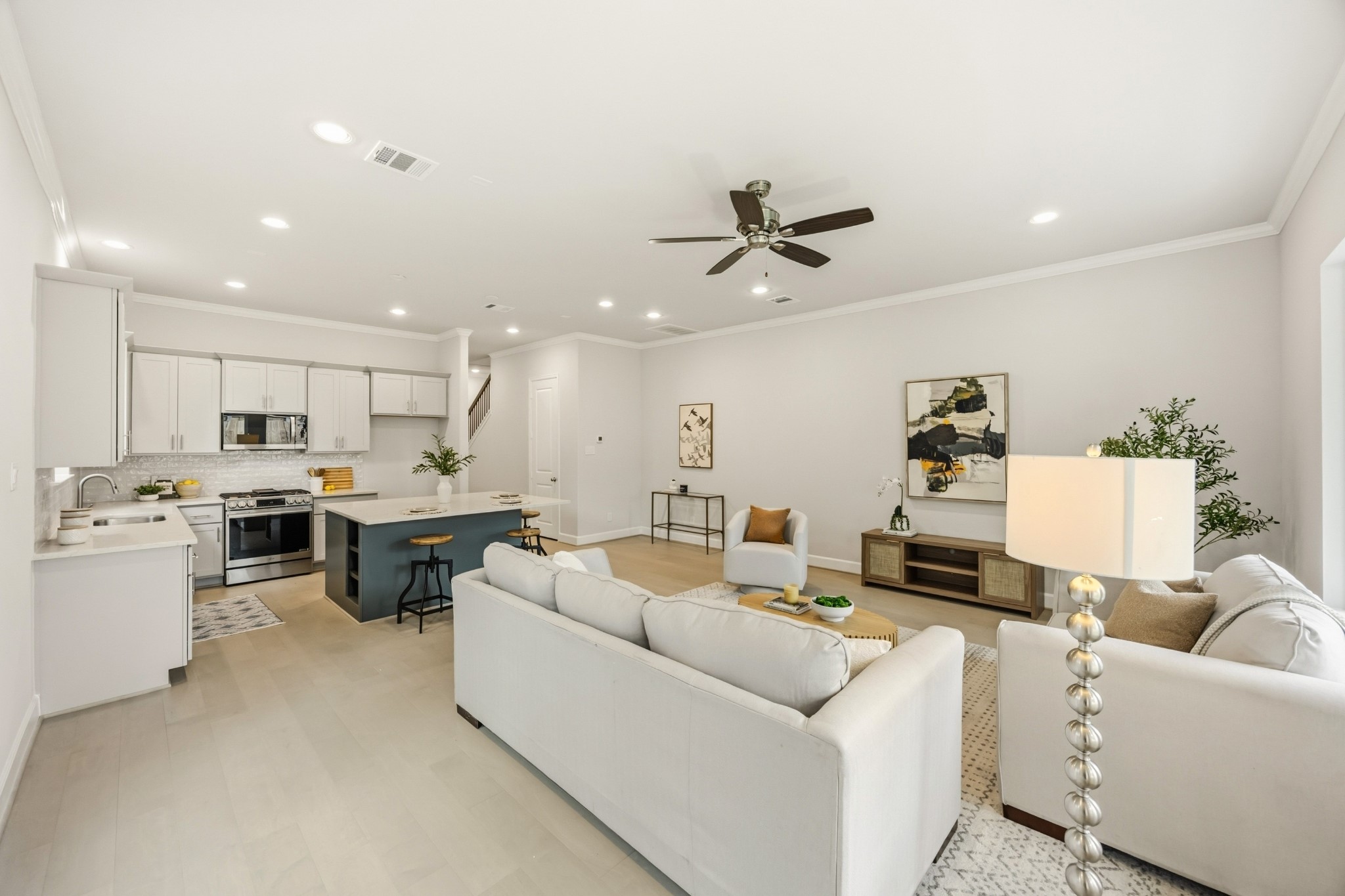 4317 Roseland Street, Unit B Houston, TX 77006 - Photo 9 of 29 Equipped with CAT6 Ethernet, this living room invites technology and entertainment to blend seamlessly into your daily living.