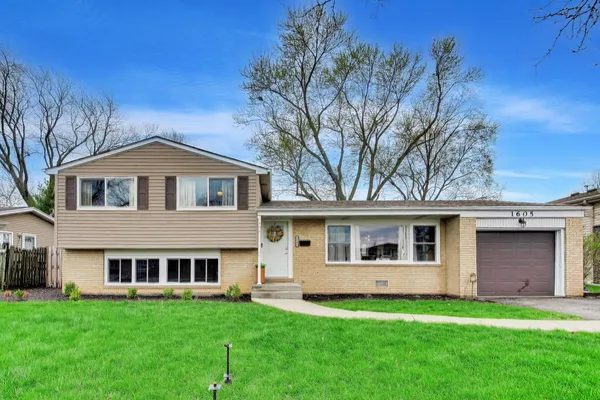 $475,000 | 1605 West Lexington Drive, Arlington Heights, IL 60004