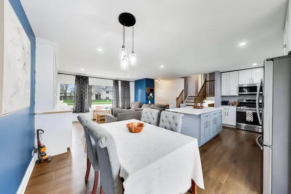 $475,000 | 1605 West Lexington Drive, Arlington Heights, IL 60004