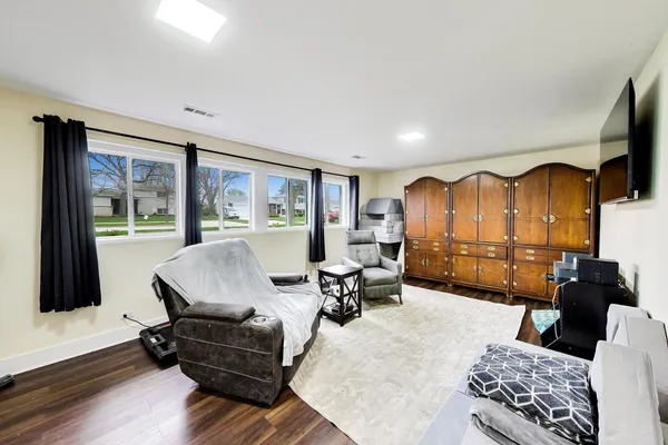$475,000 | 1605 West Lexington Drive, Arlington Heights, IL 60004