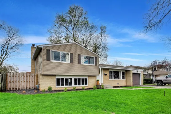$475,000 | 1605 West Lexington Drive, Arlington Heights, IL 60004