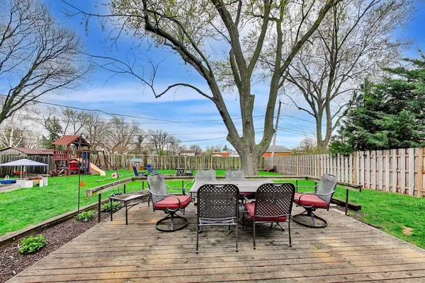 $475,000 | 1605 West Lexington Drive, Arlington Heights, IL 60004