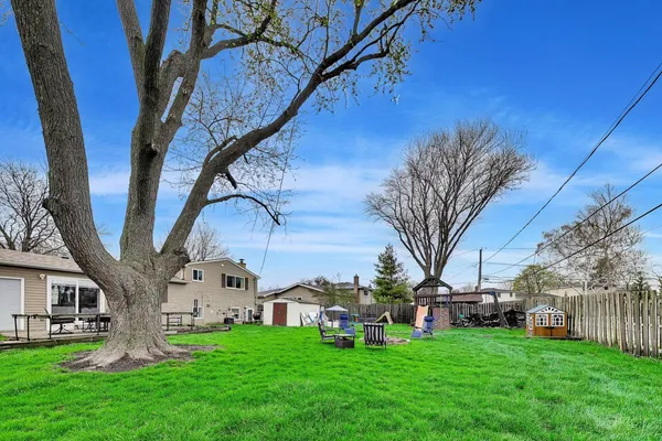 $475,000 | 1605 West Lexington Drive, Arlington Heights, IL 60004