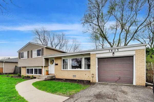 $475,000 | 1605 West Lexington Drive, Arlington Heights, IL 60004