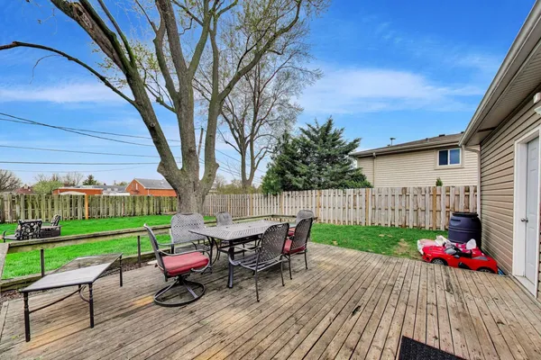 $475,000 | 1605 West Lexington Drive, Arlington Heights, IL 60004
