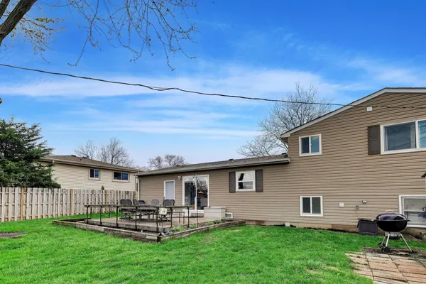 $475,000 | 1605 West Lexington Drive, Arlington Heights, IL 60004