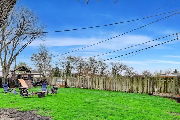 $475,000 | 1605 West Lexington Drive, Arlington Heights, IL 60004