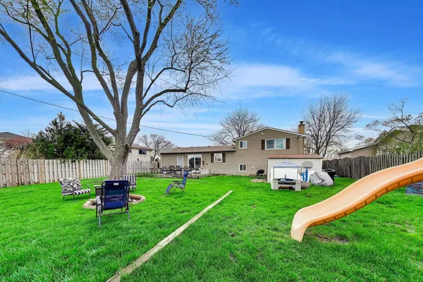 $475,000 | 1605 West Lexington Drive, Arlington Heights, IL 60004