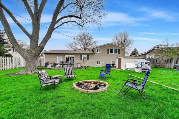 $475,000 | 1605 West Lexington Drive, Arlington Heights, IL 60004