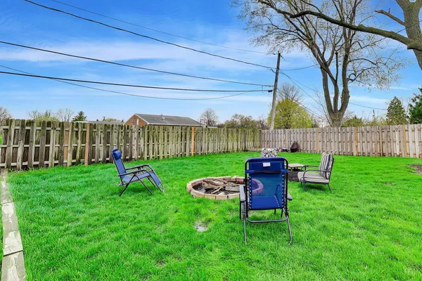 $475,000 | 1605 West Lexington Drive, Arlington Heights, IL 60004