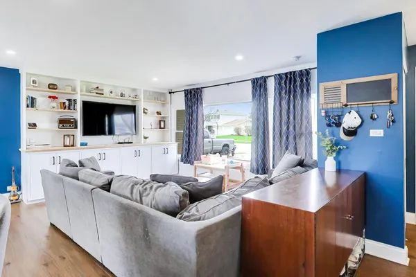 $475,000 | 1605 West Lexington Drive, Arlington Heights, IL 60004