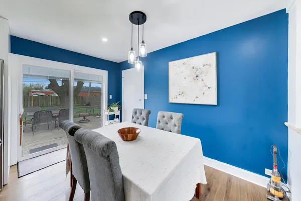 $475,000 | 1605 West Lexington Drive, Arlington Heights, IL 60004