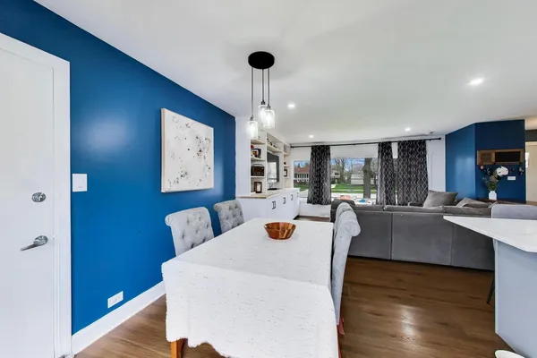 $475,000 | 1605 West Lexington Drive, Arlington Heights, IL 60004