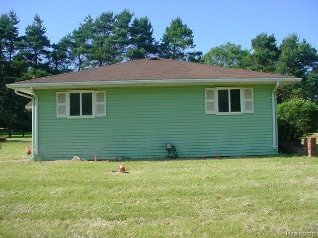 3461 Thomas Road Oxford, MI 48371 - Photo 6 of 22 261-918030- SIDE2.JPG